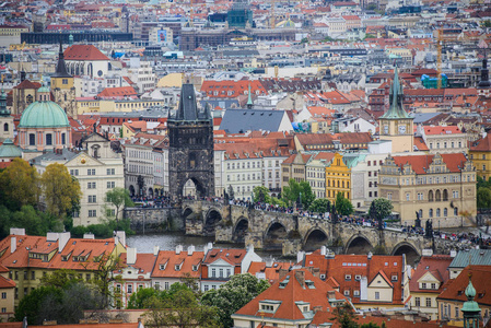 从和蔼到布拉格旧城的红色屋顶的长焦鸟瞰图