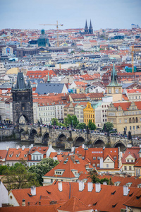 从和蔼到布拉格旧城的红色屋顶的长焦鸟瞰图