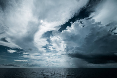 乌云在开放的海洋图片