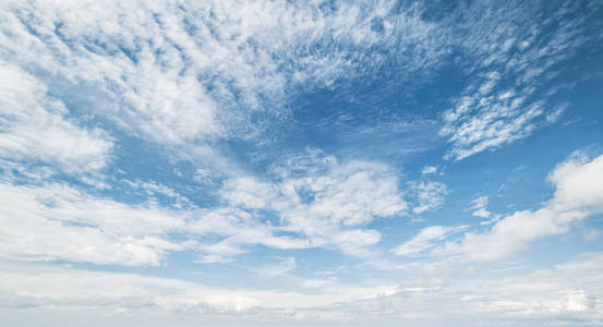 天空和云彩的热带全景