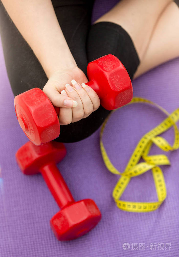 举哑铃健身垫n从女性手的特写照片