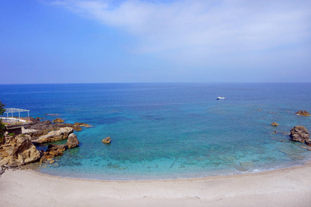 用岩石在前台的海景