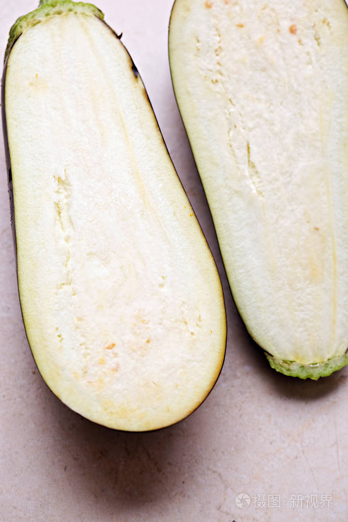 在白色背景上的半茄子切