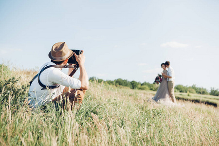 婚礼摄影师拍下了新娘和新郎在自然界中，精美的艺术照片