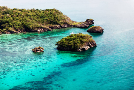 美丽的海湾，在热带岛屿的鸟瞰图。长滩岛岛