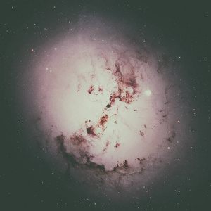 在南天星座的巨型椭圆星系 Ngc 1316