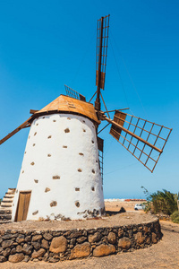 在 Fuertaventura，加那利群岛，西班牙传统白色石质风车