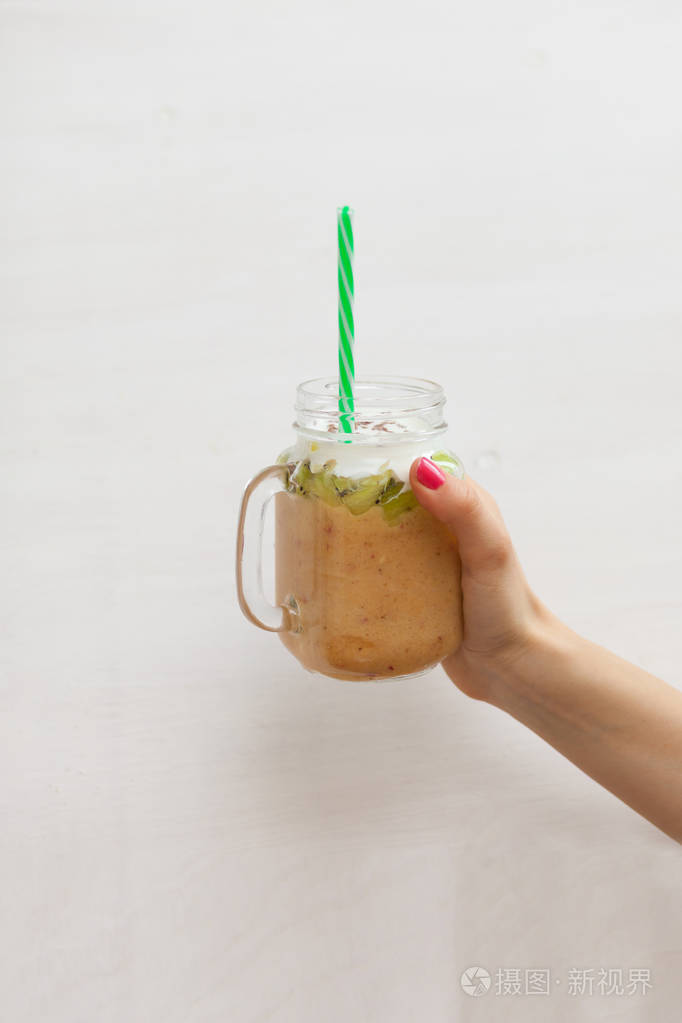 那个女孩她的手里拿着一个玻璃罐照片-正版商用图片0yqaom-摄图