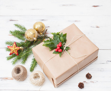 包装的礼品，在普通纸和毛皮树枝和圣诞球