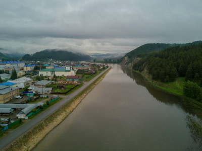 在多雨的天气俄罗斯农村的鸟瞰图