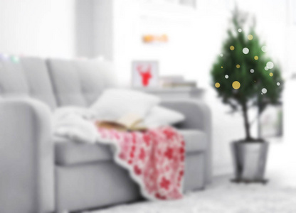 沙发和圣诞树的迷离的景色。2018 年新的一年快乐