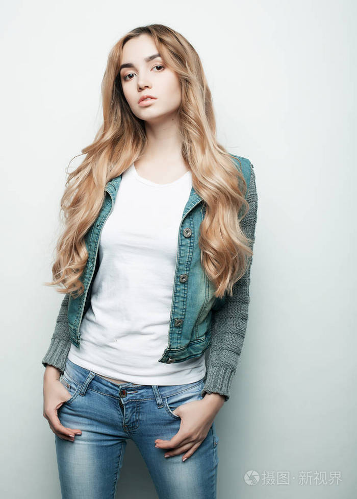 时装模特在工作室里,白色的背景