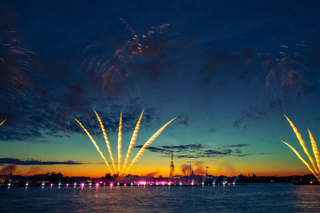 五彩缤纷的焰火在圣彼得斯堡图片