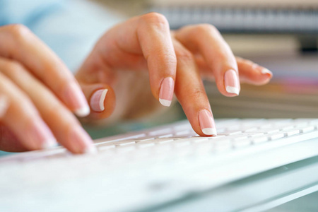 女人办公室工作人员在键盘上打字