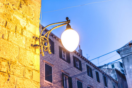 在地中海狭窄的街道和历史悠久的传统建筑在克罗地亚的风景观