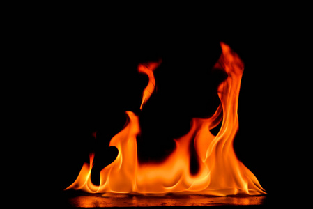 火焰在黑色背景上图片