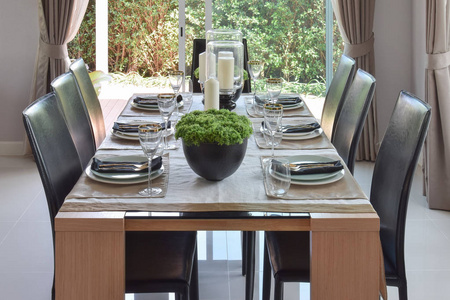 餐饮木桌和舒适的椅子，在现代家居的优雅的就餐环境