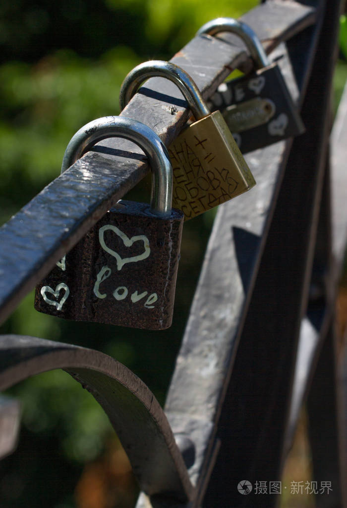 爱的心象征永恒上金属锁.浪漫的概念.漂亮的情人节背景