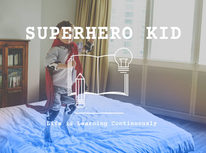 超级英雄服装跳床上的男孩