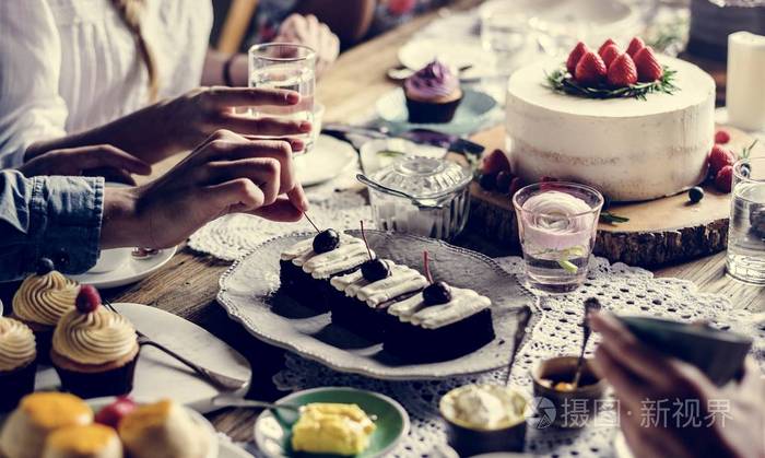 人们在餐桌上庆祝生日