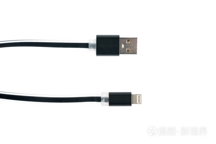 两个黑色 Usb 电缆连接器为 iphone，ipad 上白色隔离背景。水平框架