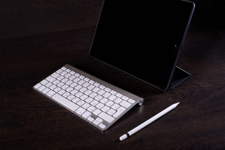 自由职业者办公桌附件和工具的布局数字平板键盘，商务人员工作场所