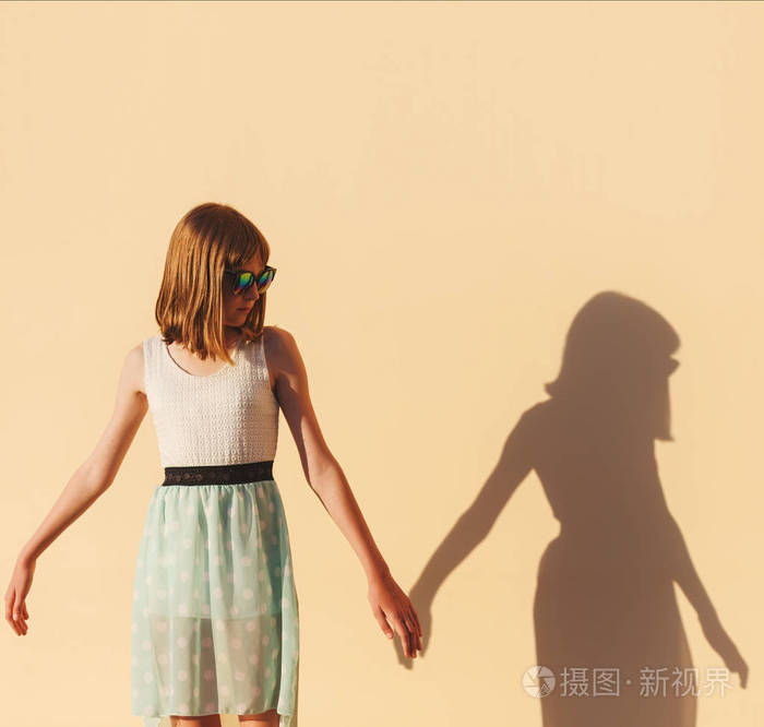 这个女孩握着她的影子