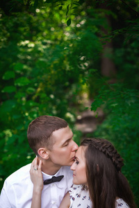 在森林里接吻的夫妇