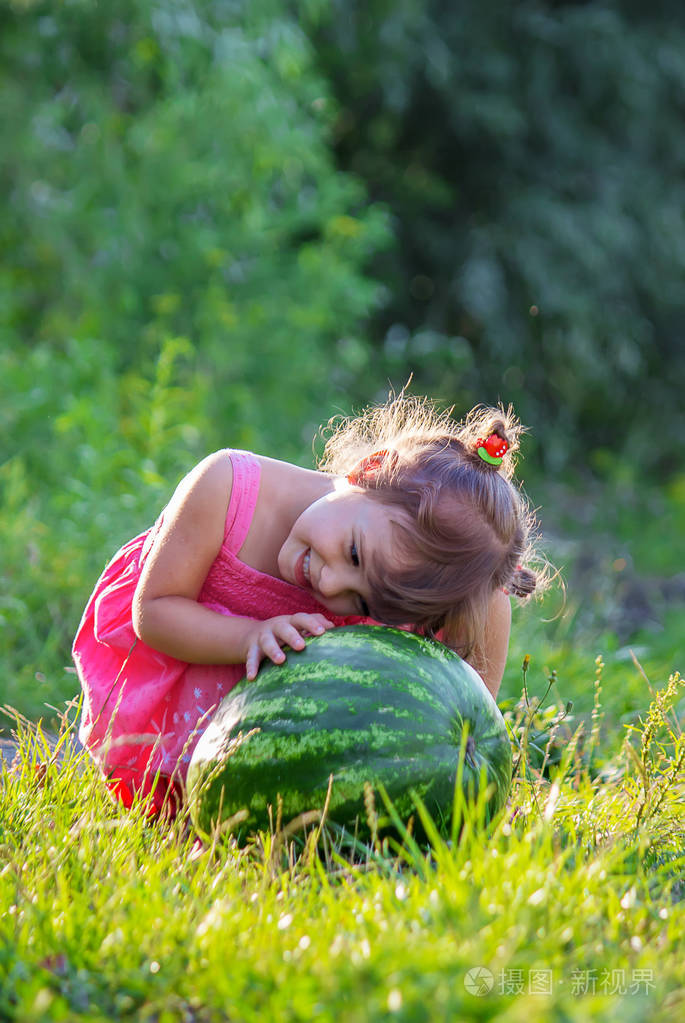 孩子吃西瓜选择性的焦点