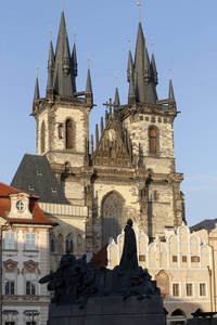 在泰恩之前，上帝之母的教会通常被翻译成我们夫人的教会，在泰恩之前，它是哥特式教堂，是捷克共和国布拉格老城的一个主要特征