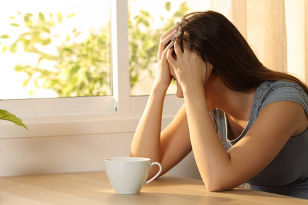 孤独伤感的网名伤感的女子捂脸在家里照片