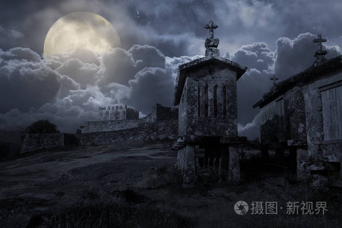 中世纪城堡在多云的月圆夜