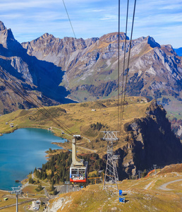 在瑞士的山铁力士山缆车