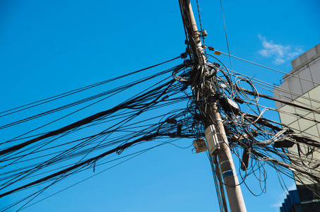 在基多市美丽的蓝天中, 关闭一条纠结的电线