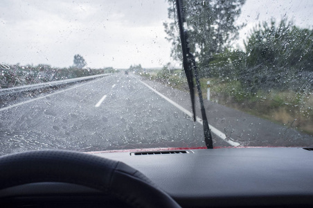 在雨中高速公路上驾驶