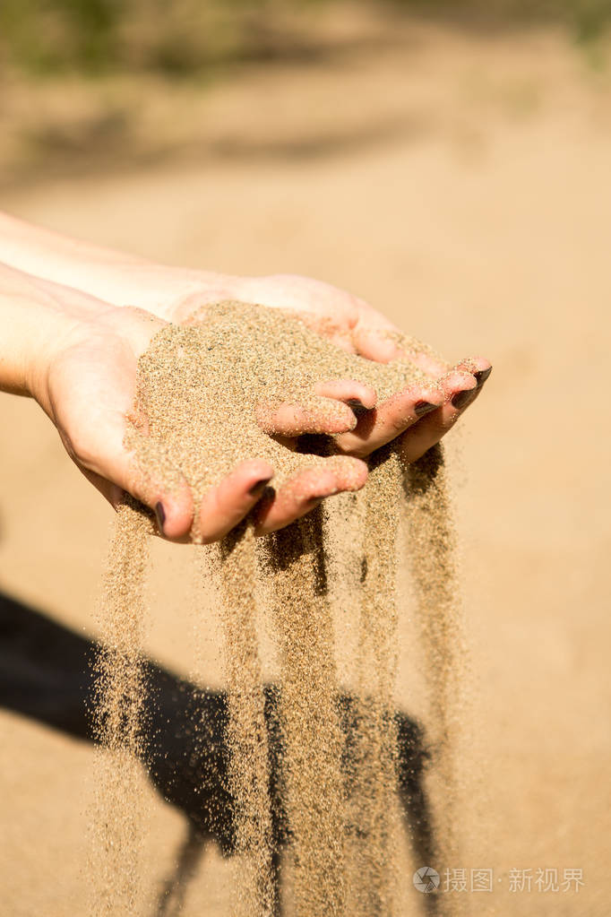 跑过女子手里的沙子