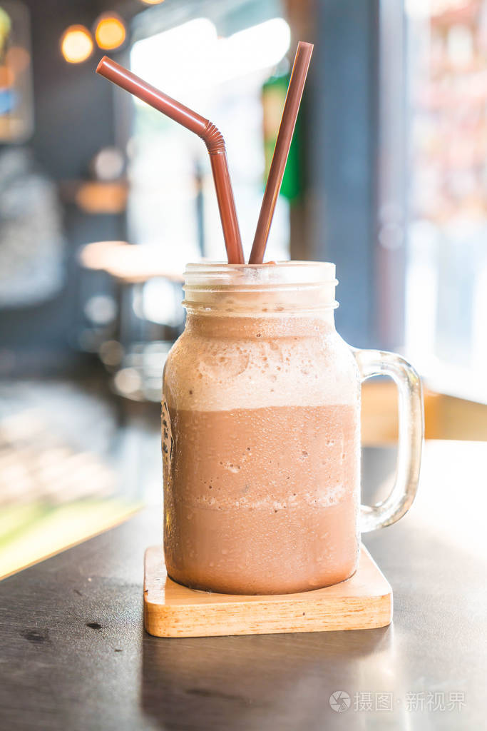 巧克力冰沙奶昔与jar