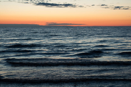 在黎明的拉多加湖的波浪。美丽的日出景观
