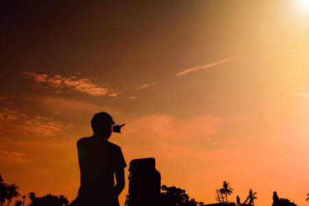 挎包剪影人与挎包,仰望太阳照片