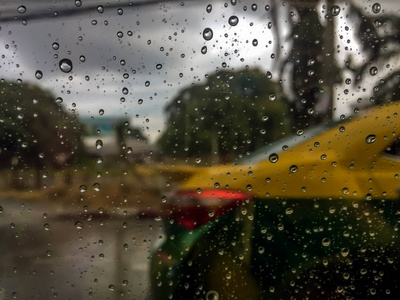 雨点落在车窗上