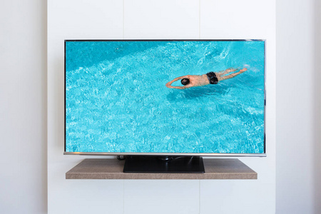 电视电视，屏幕白墙背景人游泳池