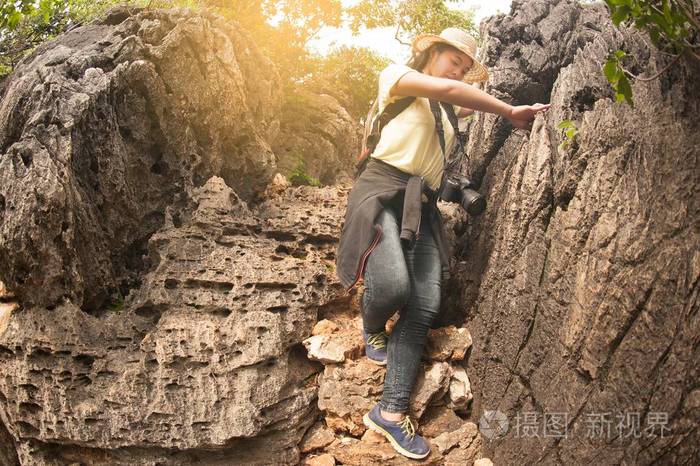 漂亮亚洲女人徒步旅行和登山山探险,徒步旅行