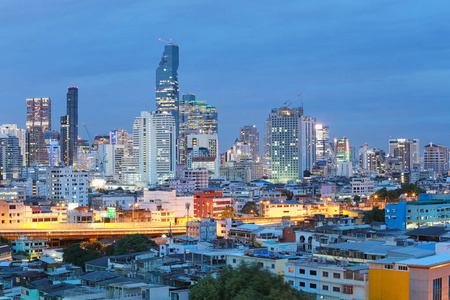 在那黄昏时分在城市景观中的曼谷视图