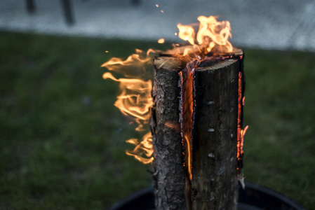 瑞典火炬防火板休息或烹饪食物冷情绪在燃烧的烟头照片