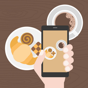 咖啡 cookie 和羊角面包，食物摄影概念平面设计 vect 的手控股智能手机拍照
