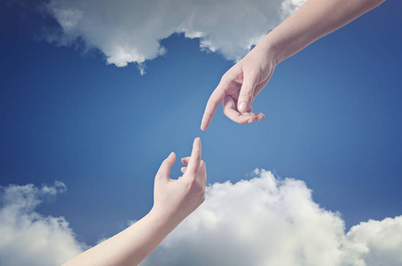 人类的手,用手指触碰照片