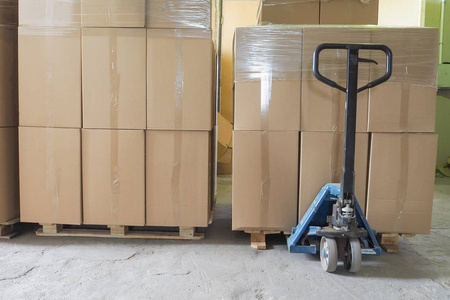 输纸堆叠的托盘准备好运输纸箱盒照片
