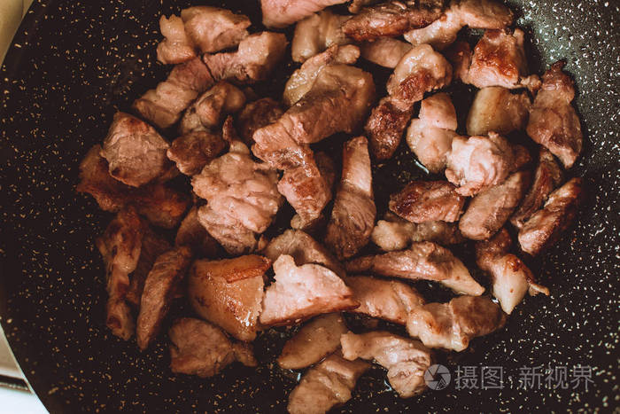 食品防蛀 肉 葱段 姜片的食谱炖豆肉煎在炉子上的一支钢笔。烹饪，准备食物的过程中的步骤。自制健康食品的概念