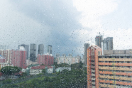 雨点落在窗口雨天和公寓城市场景