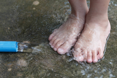 小孩,女孩有一pl一ster向一损害脚.